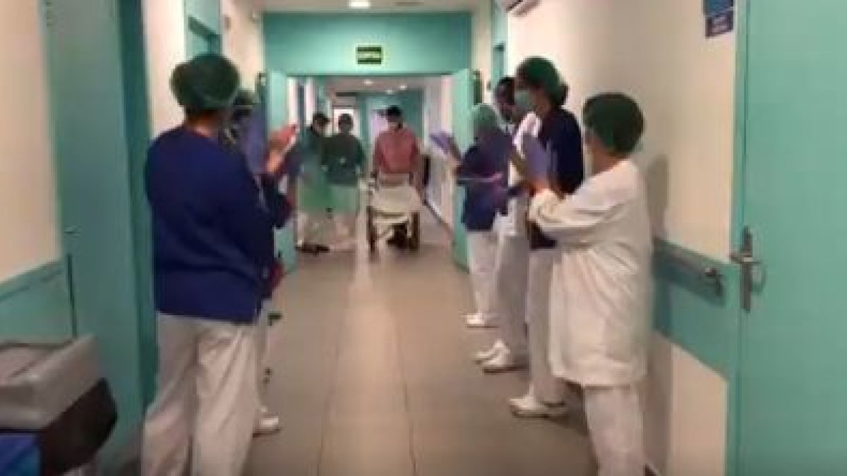 VÍDEO | Un pacient de 93 anys de la Seu d'Urgell rep l'alta de Covid-19 entre aplaudiments dels sanitaris