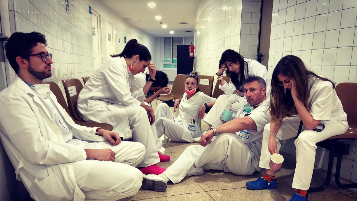 Una foto que muestra el esfuerzo de los profesionales sanitarios. Son profesionales del Centro de Urgencias de Atención Primària de Lleida.