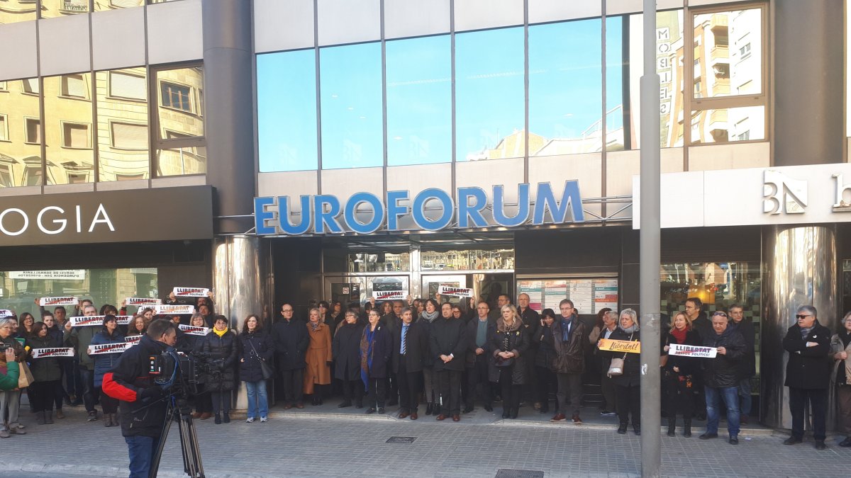 La concentració s'ha fet a les 12.00h en motiu de l'inici del judici de l'1-O