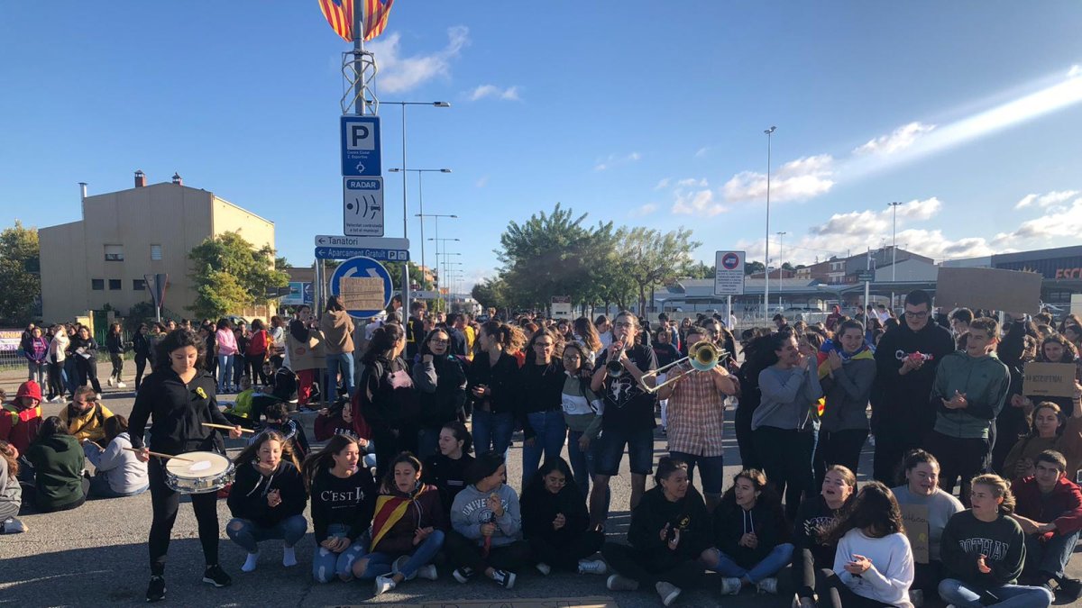Estudiants tallen el tram urbà de la C-14 a Tàrrega.