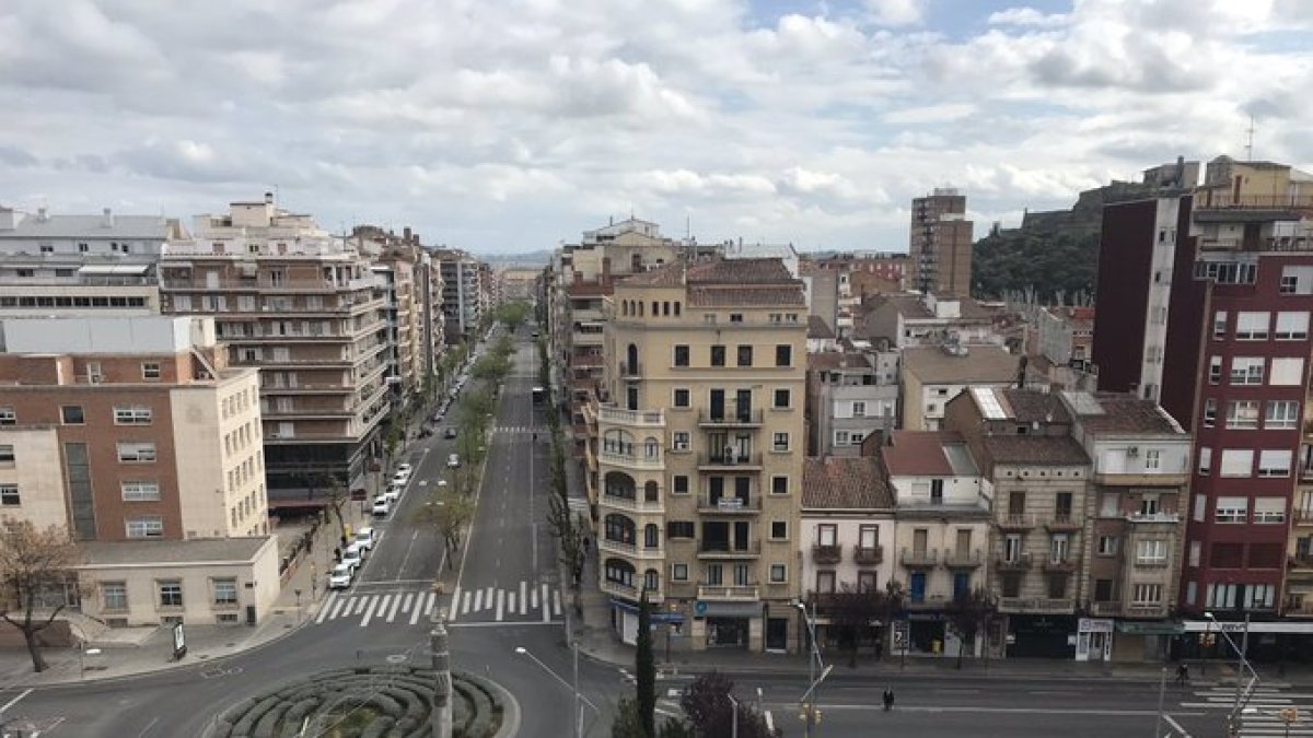 IMAGEN | Esta es la vista de la plaza Ricard Viñes y la avenida Prat de la Riba de Lleida a las 10.35 horas