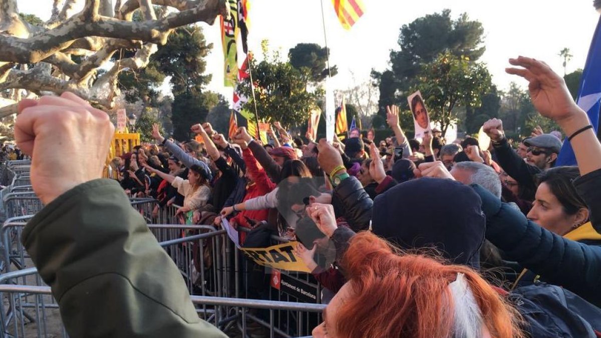 Los manifestantes desbordan a los Mossos y se plantan ante el Parlamento