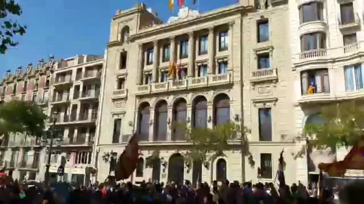 Regidors d'ERC despengen la bandera espanyola de la Paeria