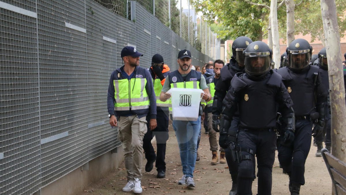 1-O. La Policia s'emporta les urnes a l'IES Ronda
