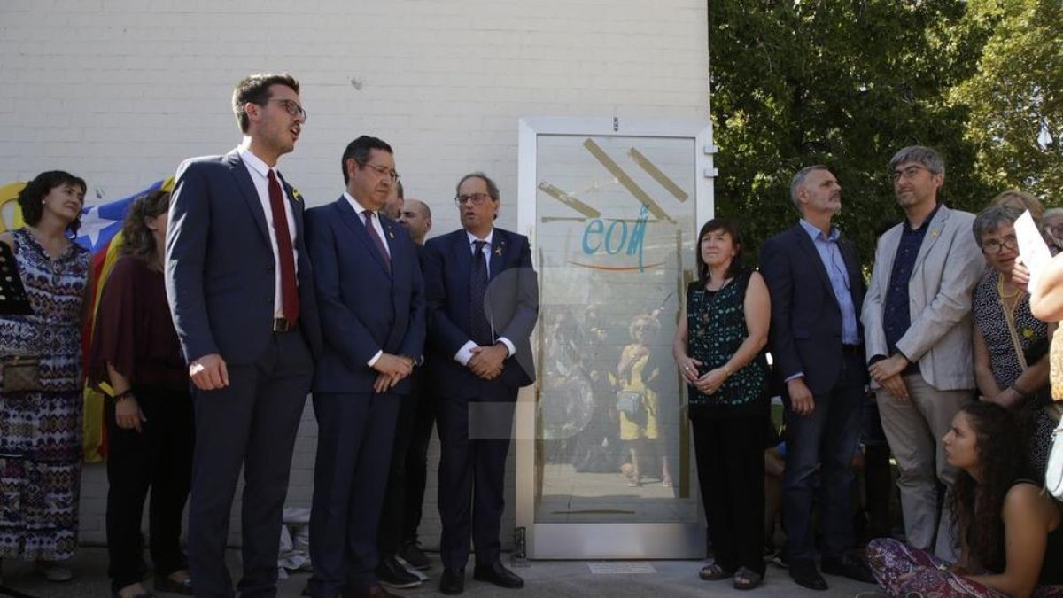 Torra inaugura un monument a l'EOI de Lleida en record de l'1-O