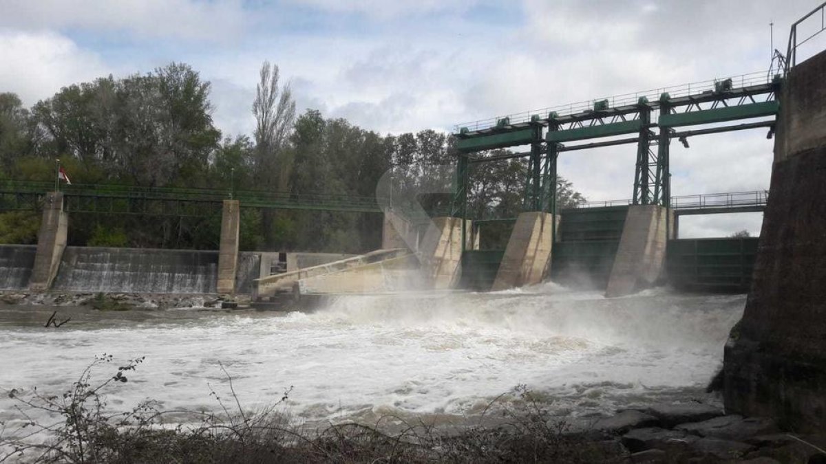 Els rius multipliquen el cabal i tanquen accessos al Segre