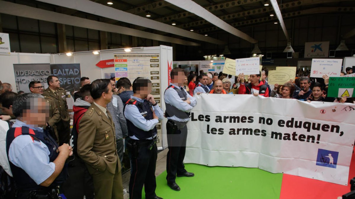 Protesta per la presència de l'Exèrcit a la Fira FP de Lleida