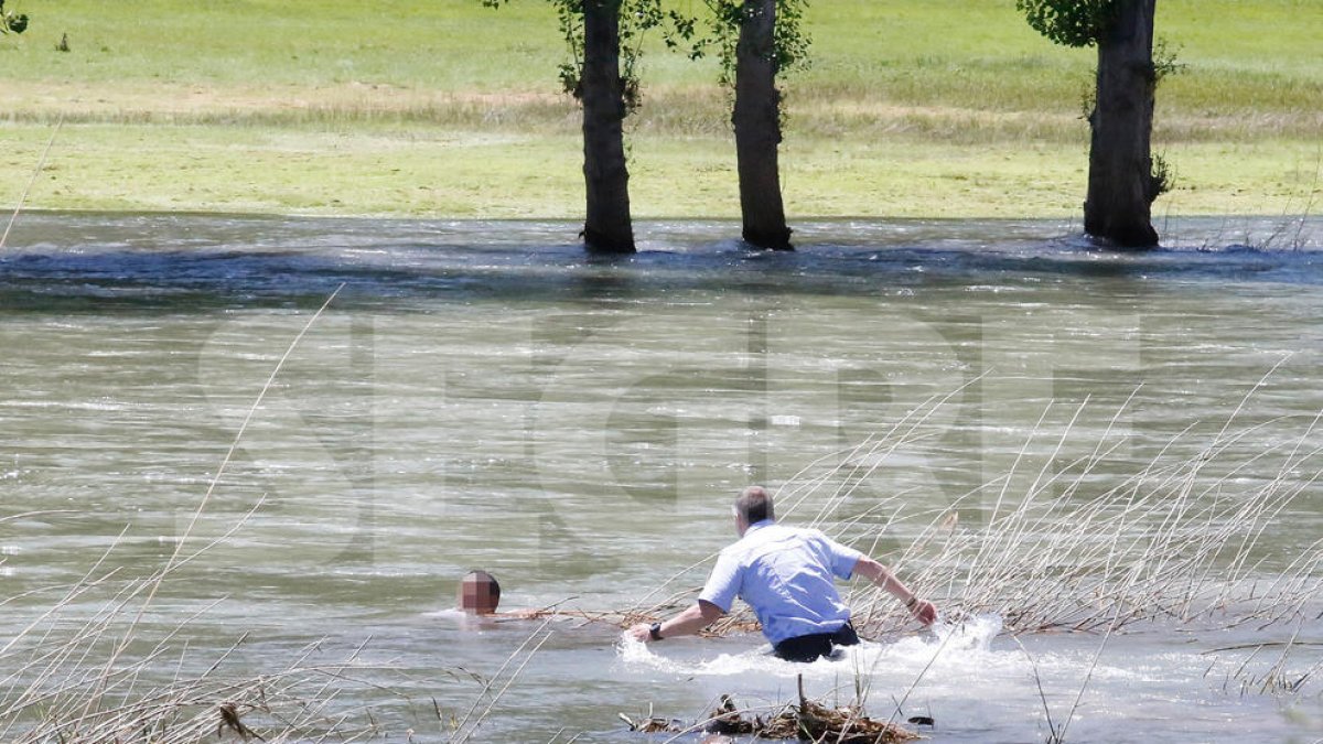 Rescatan a un hombre en el río en Lleida ciudad