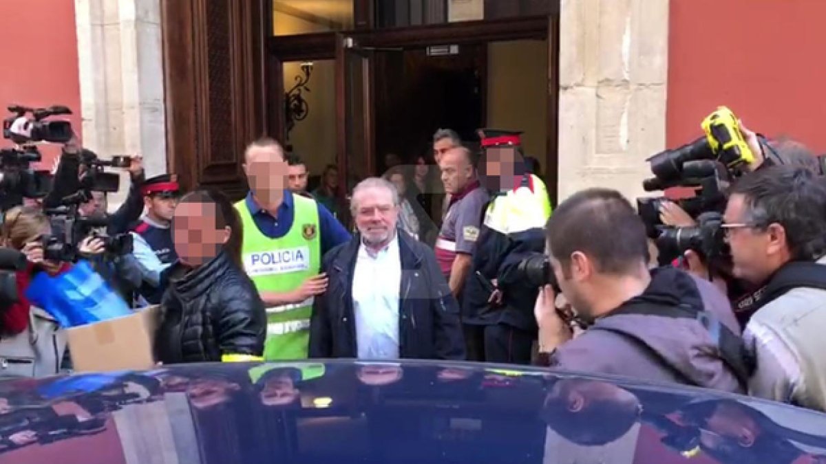 Moment de la sortida de Joan Reñé de la Diputació.