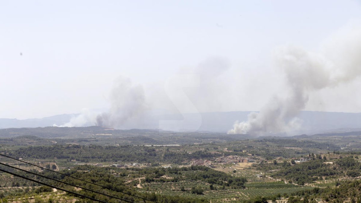 Bovera, a les Garrigues, envoltada de tres focus de foc