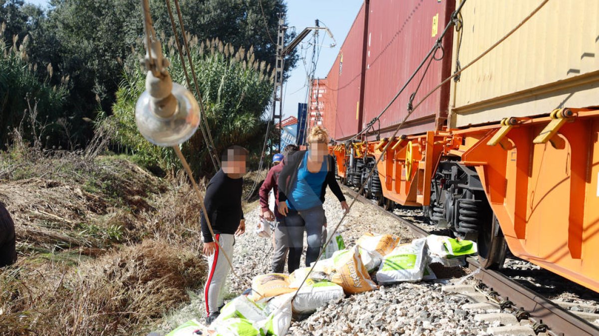 Desenes de persones s'emporten perfums, vi i cablatge del tren descarrilat entre Puigverd i Juneda