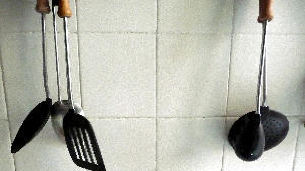 Els xefs homes són més autoritaris i cobren fins un 28 per cent més que elles