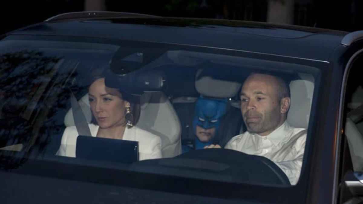 Andrés Iniesta i la seua dona, al cotxe.