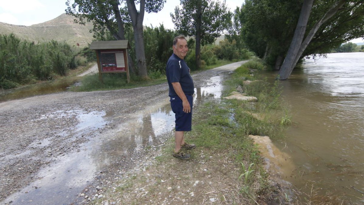 El alguacil de La Granja d’Escarp en la zona de picnic cerca de la confluencia del río Cinca con el Segre, donde el agua cortó los accesos.