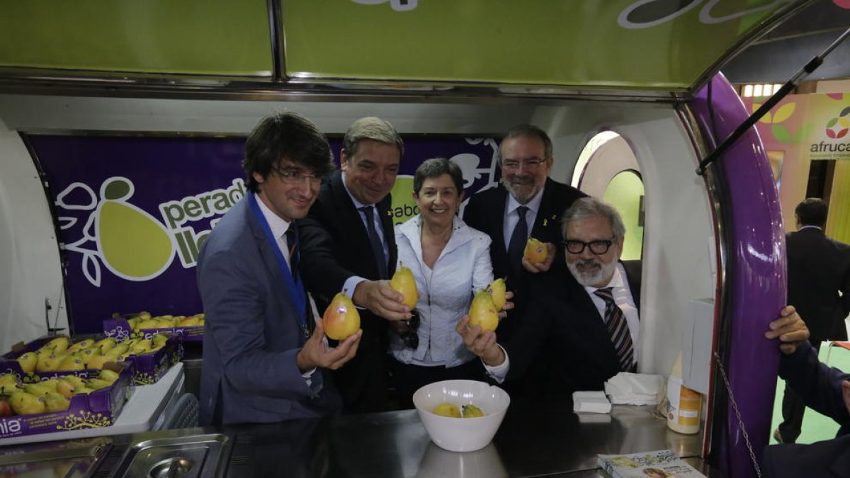El ministro de Agricultura, Luis Planas, visitó también el salón dedicado a la fruta dulce Eurofruit.