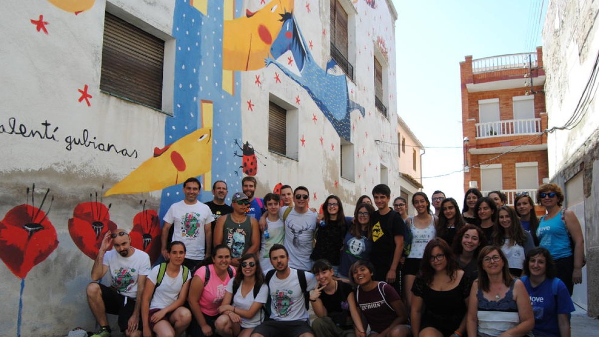 El grupo de adolescentes de la Noguera y del Alt Empordà en las calles de Penelles donde inició su visita por la comarca.