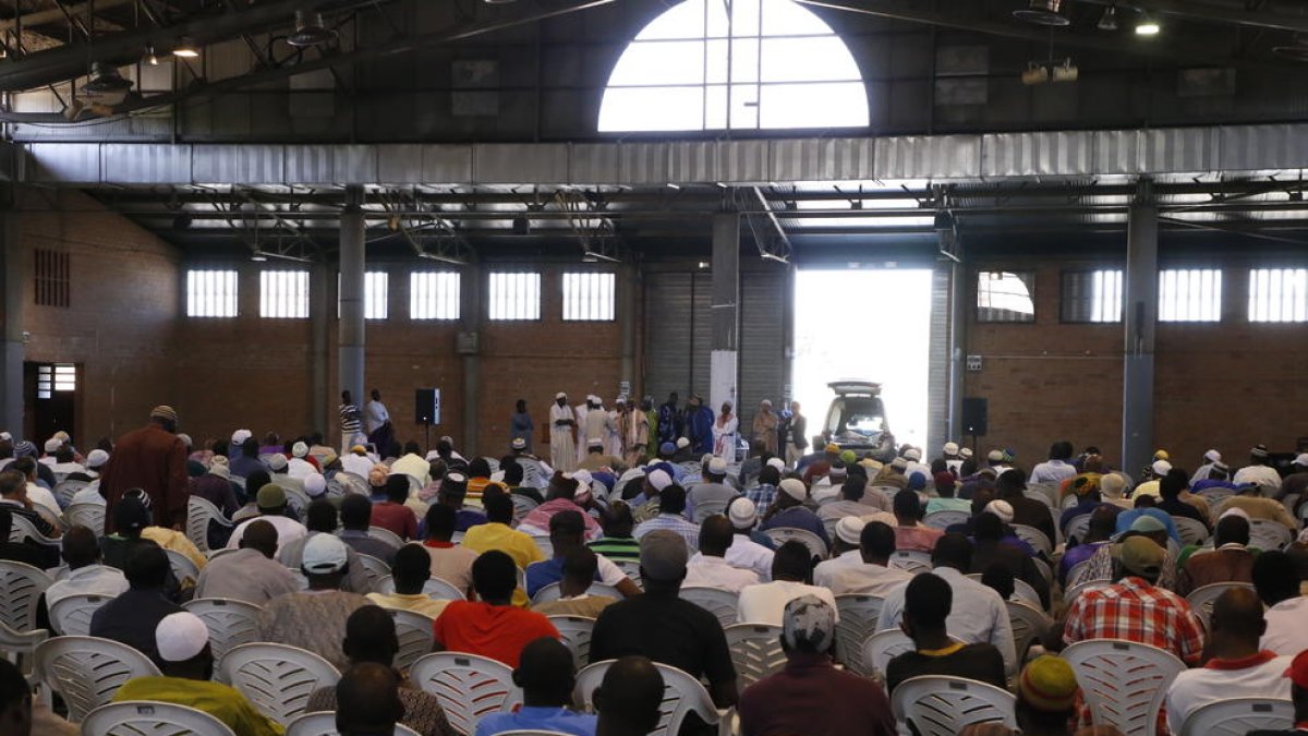 Masivo adiós al eximán de la mezquita Omar