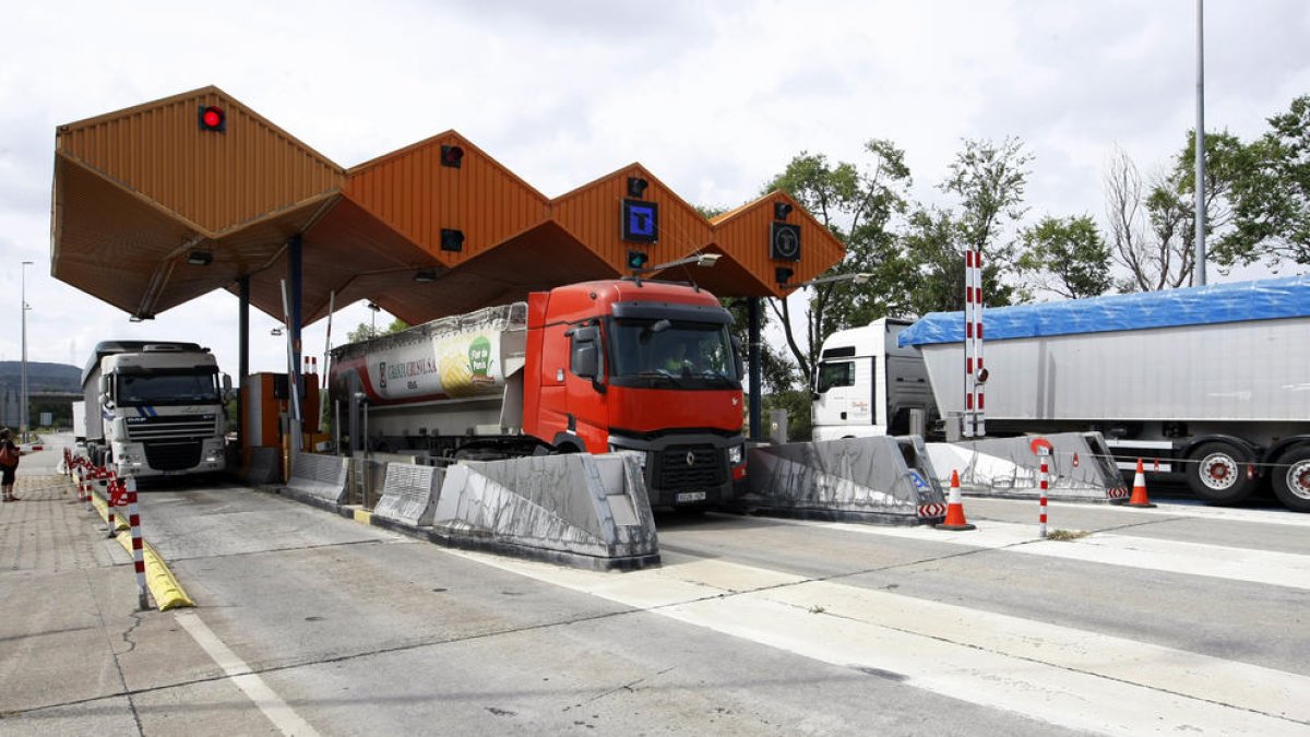 Els camions al peatge de les Borges al desviar-se de l’N-240.