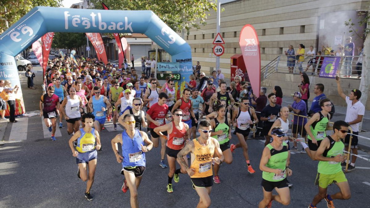 La sortida de les dos distàncies va tenir lloc davant del Centre Cívic de la Bordeta.