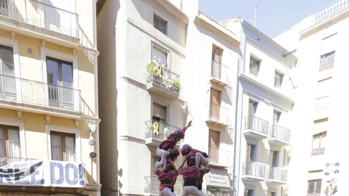 Els Castellers de Lleida, en el moment de culminar el tercer castell, un 7 de 7.