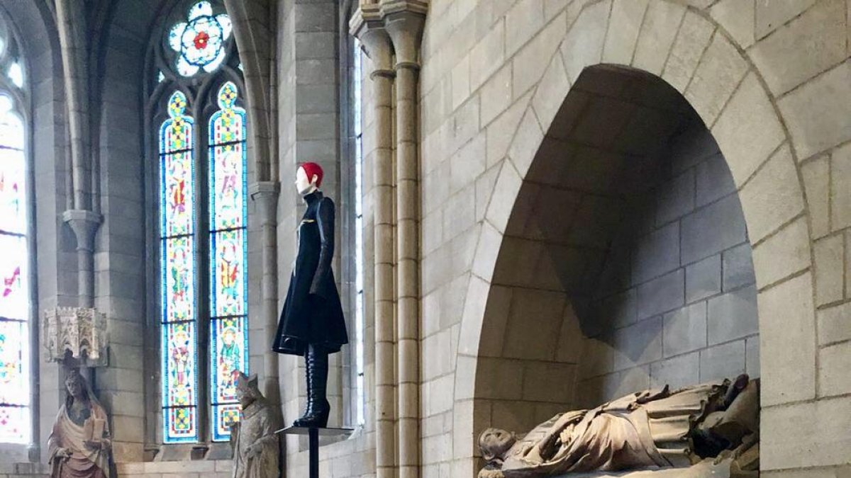 La delegació lleidatana, a The Cloisters vora les tombes del comte Àlvar I i la seua esposa Cecília de Foix.