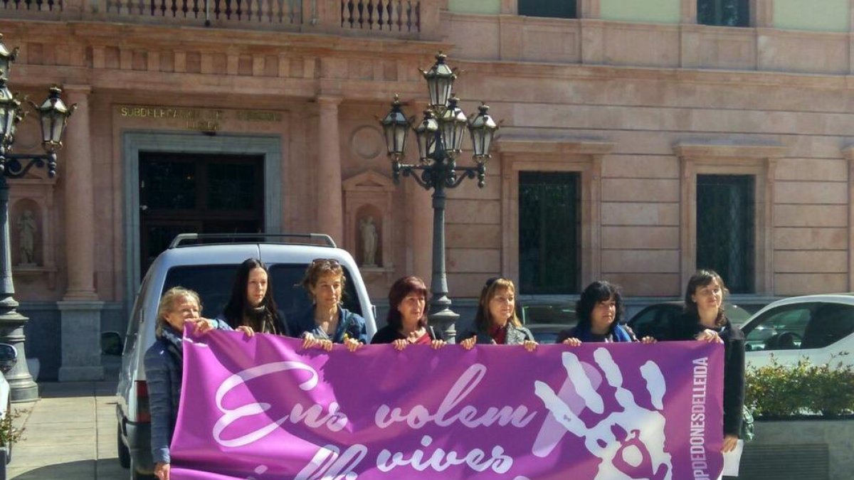 Integrantes del Grup Dones de Lleida se han concentrado ante la subdelegación del Gobierno.
