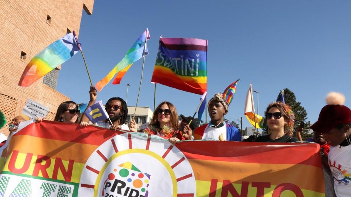 Lleida - La manifestació convocada per Colors de Ponent i avalada per altres entitats de Lleida va recórrer ahir l’Eix Comercial fins a arribar a la plaça Panera per reivindicar els drets del col·lectiu LGTBIQ i clamar per la igualtat. La mar ...