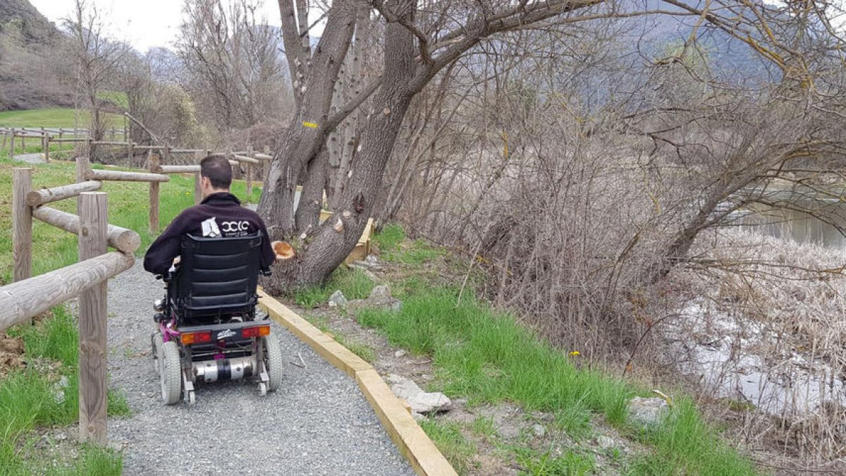Adapten a persones amb mobilitat reduïda un camí del Parc Natural de l'Alt Pirineu