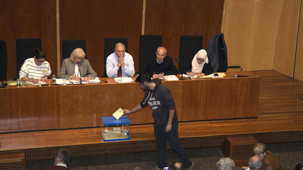 La UdL celebró ayer el último claustro con el rector Fernández, en el que alumnos mostraron carteles pidiendo la libertad de los presos.