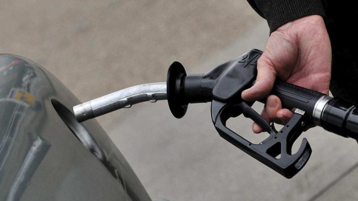 Repostar el depósito, cada día resulta más gravoso.