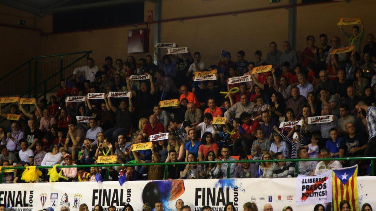 Crits d'“independència” i llaços grocs al pavelló