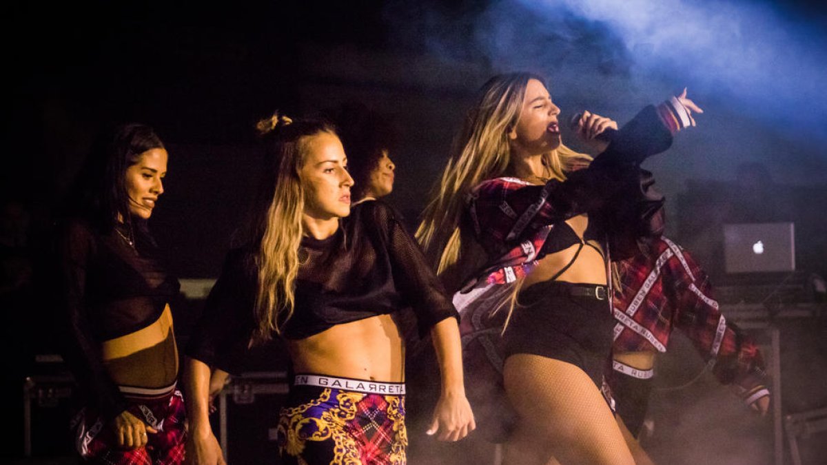 Un momento del espectáculo, con Riera en primer plano.