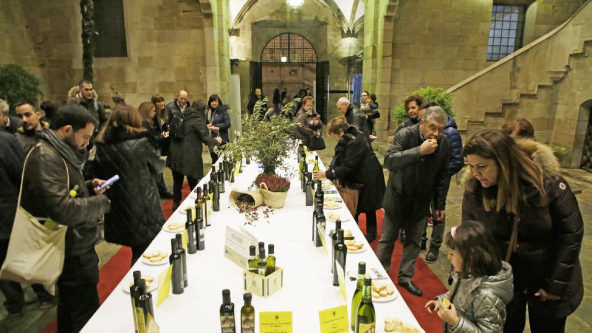 Más de 400 personas disfrutaron de degustaciones gratuitas del aceite de la DOP Les Garrigues.