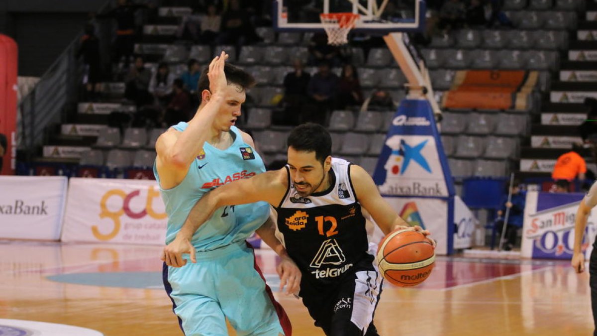 Sutina, durante el partido contra el Barça B en el Barris Nord.