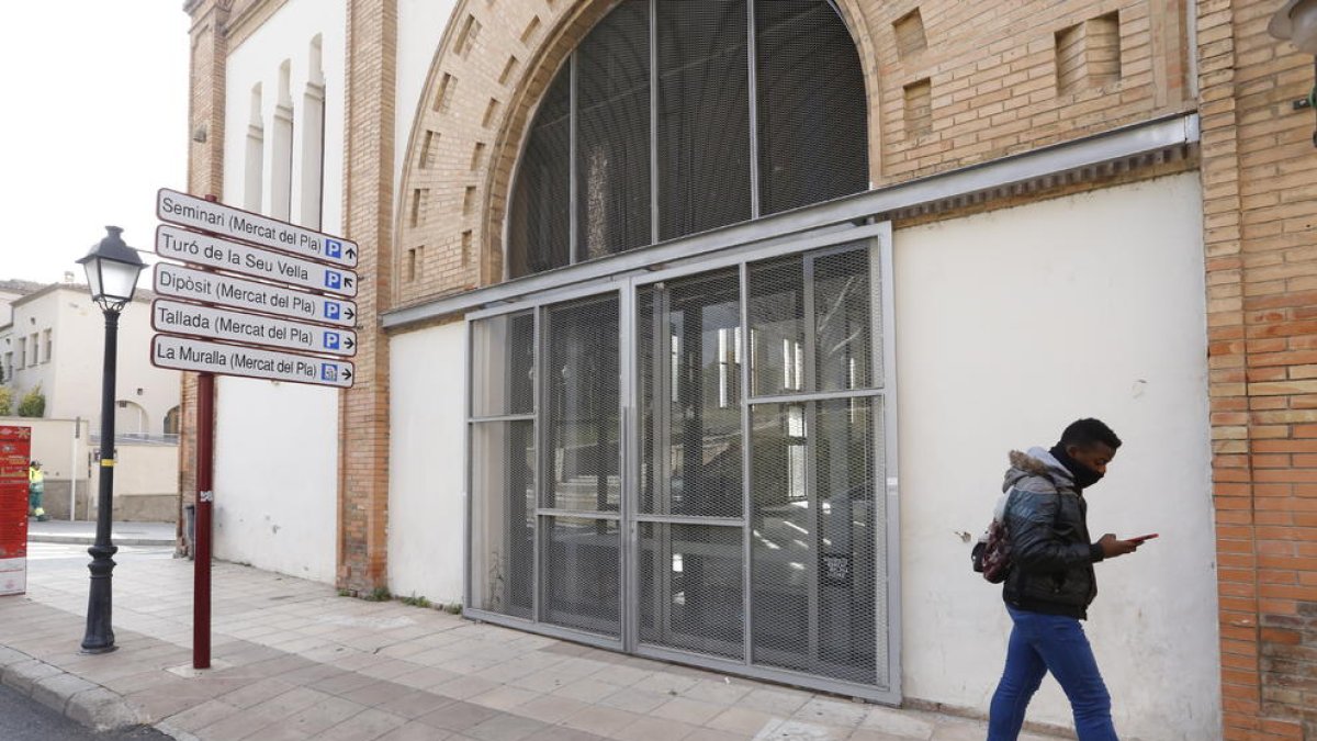 Las puertas del Mercat del Pla, cerradas desde el pasado mes de marzo.