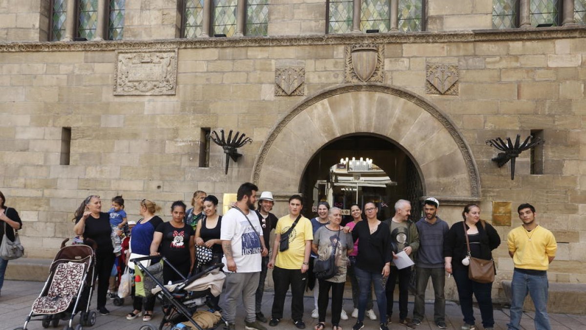 Algunos afectados se concentraron el viernes pasado ante la Paeria.