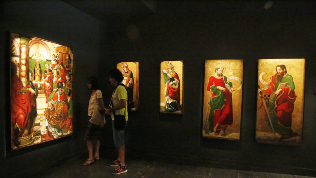 La tabla cedida por el MNAC, izquierda, se estrenó ayer junto a las otras 4 de la colección del Museu.