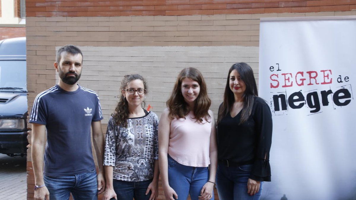 Los ganadores y Núria Serrate, coorganizadora de los concursos.
