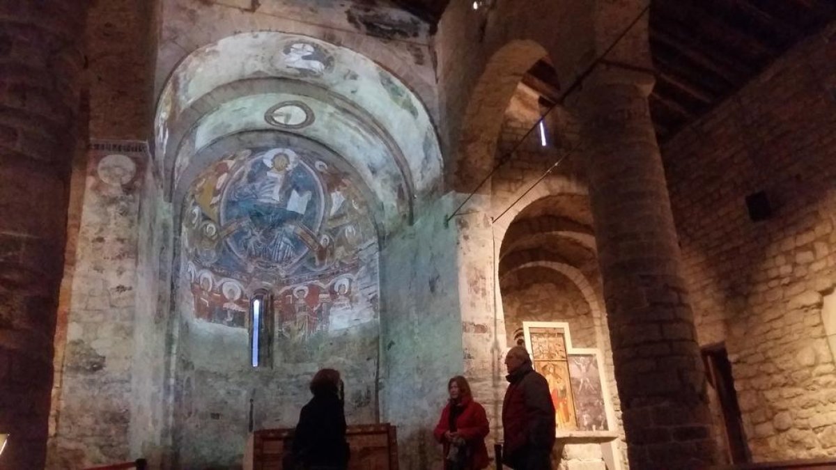 Visitants ahir a Sant Climent de Taüll, en la jornada de portes obertes per celebrar l’aniversari.