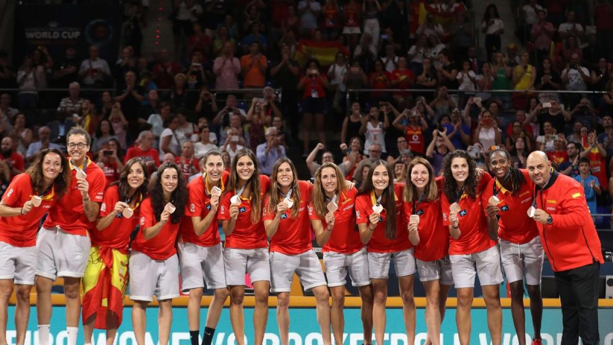 La selecció espanyola i el seu tècnic, Lucas Mondelo, amb la medalla de bronze que van conquerir ahir davant de Bèlgica.