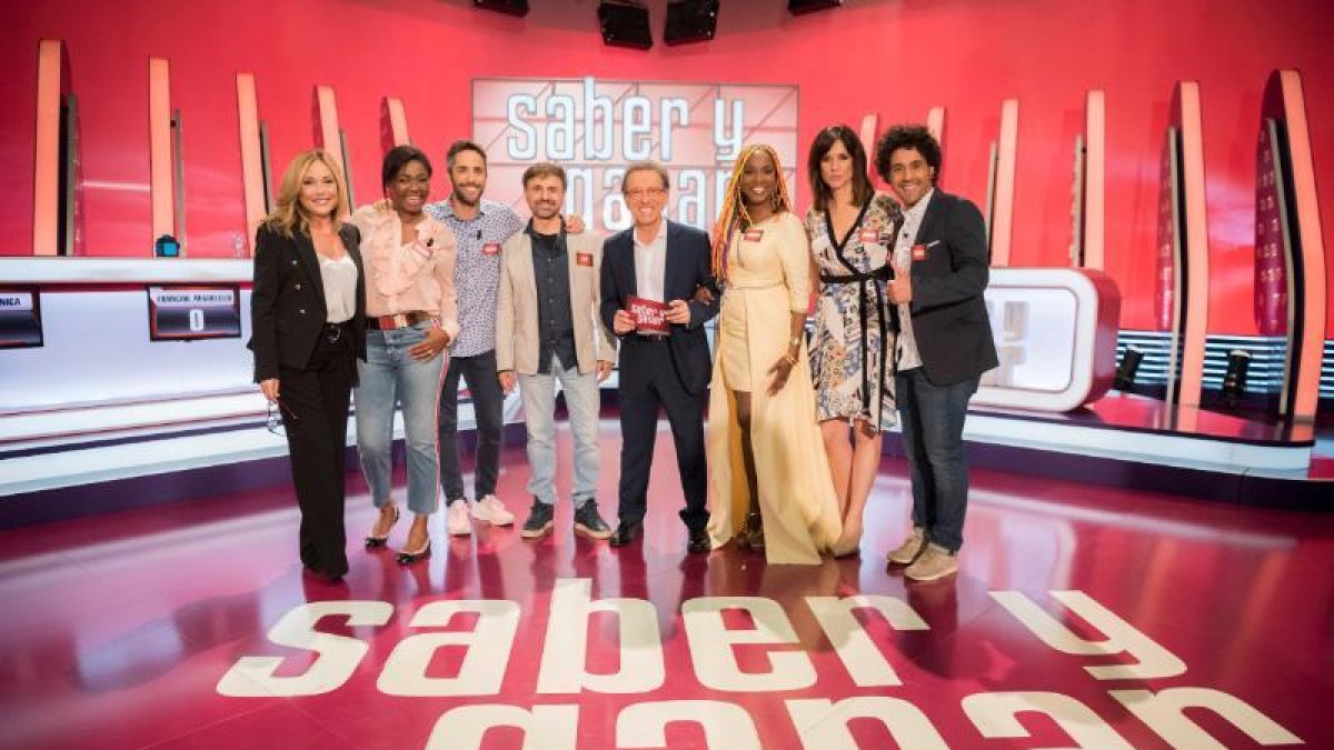 Jordi Hurtado i els famosos, entre els quals la lleidatana Mònica López.