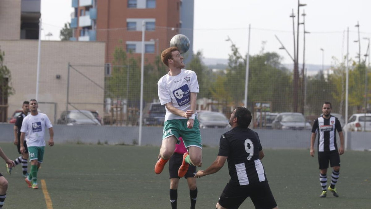 Un jugador del Puigvertenc intenta allunyar una pilota de cap.