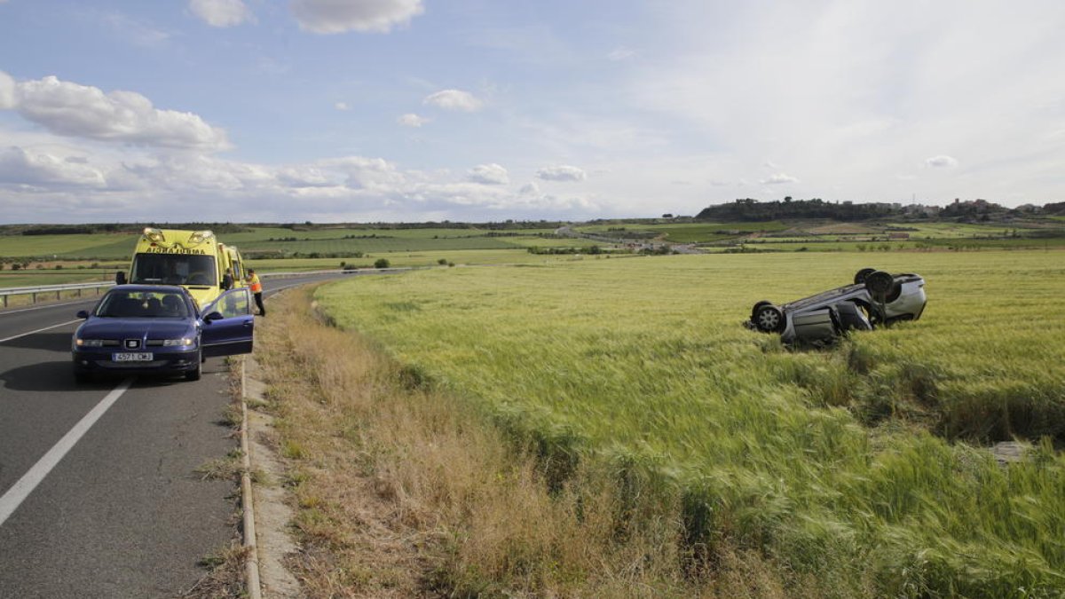 El coche acabó volcado en medio de un campo de cereal.
