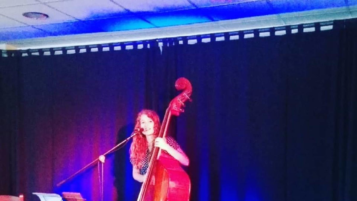 La artista barcelonesa Gemma Abrié, ayer en concierto en Burg.