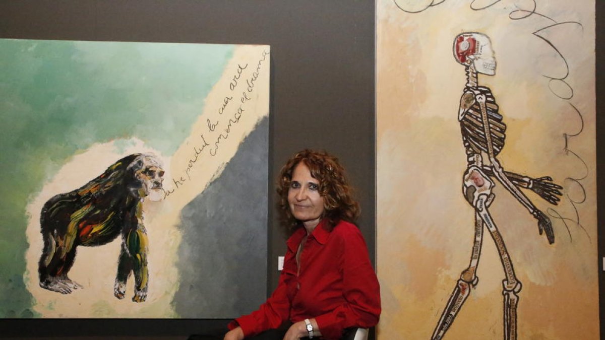 La escritora, ayer junto a obras de Guinovart en el Museu de Lleida.