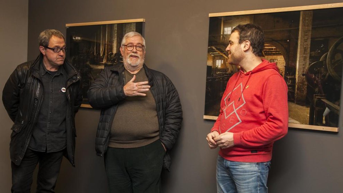 El director de los museos de Tàrrega, Jaume Espinagosa; Llorenç Melgosa y el concejal Raül Palacios.