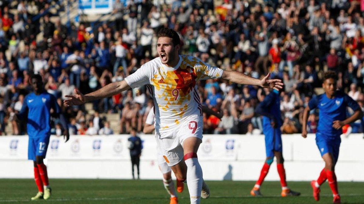 El jugador del Barcelona Abel Ruiz marcó los tres goles en la final de fútbol que España ganó a Italia.