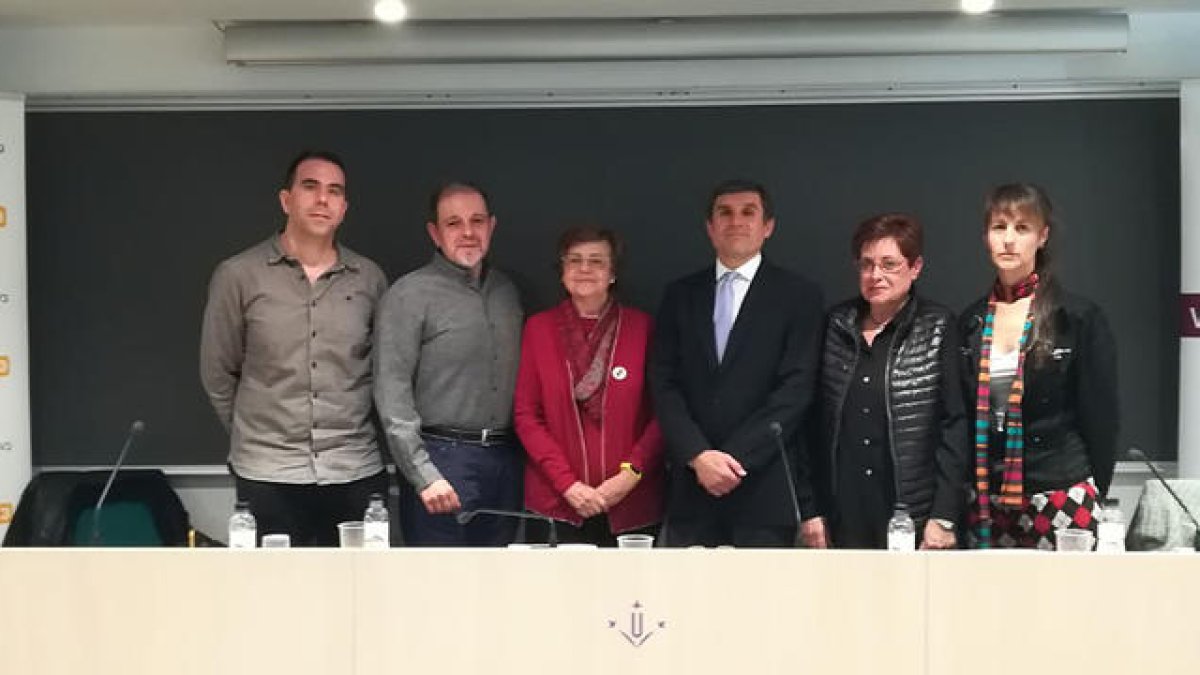 El director de la Fundació La Marató (tercer per la dreta), Lluís Bernabé, amb els participants de la presentació d’ahir.