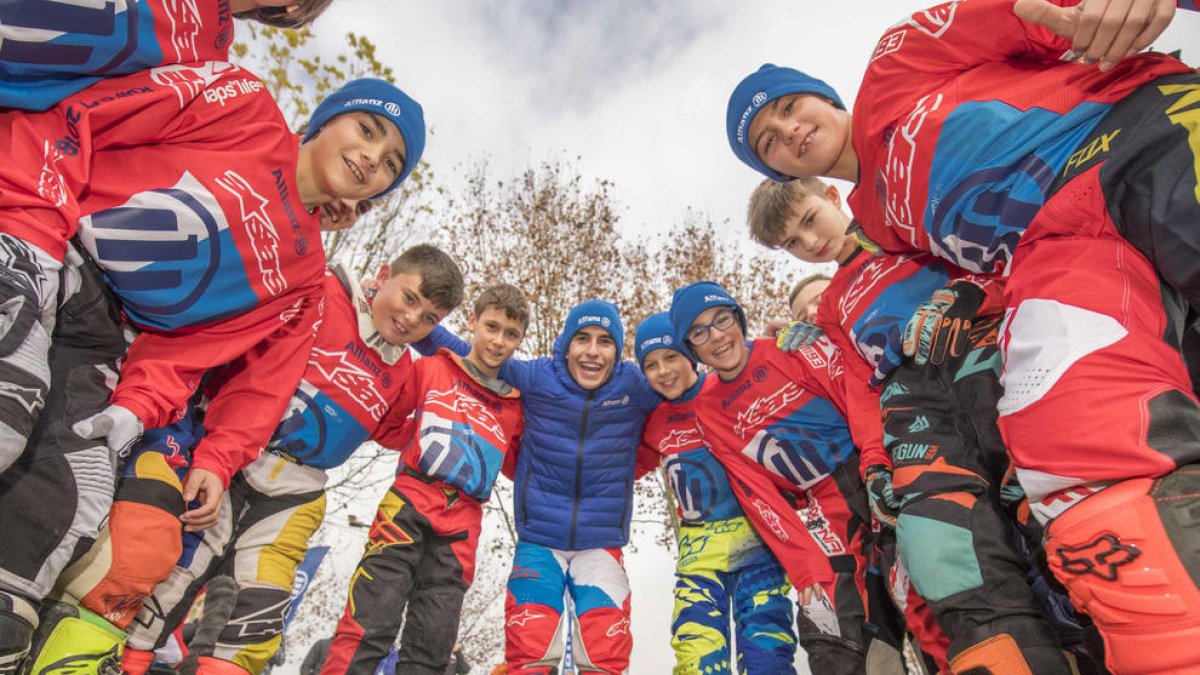 Marc Màrquez, ahir amb els nens del seu campus al circuit de Rufea.