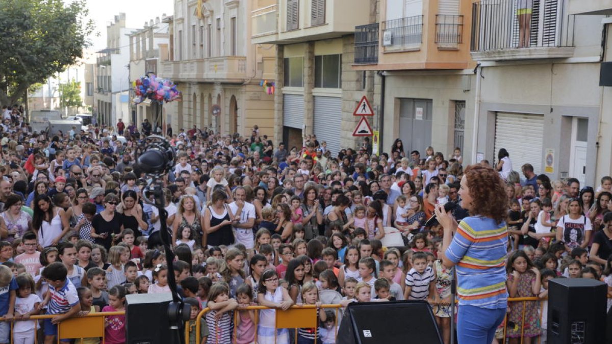 Desenes de nens al concert de la cantant i pedagoga Dàmaris Gelabert.